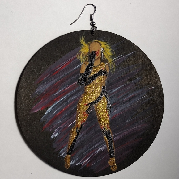 "Queen & Stallion" earrings from the Beyonce Collection - Picture 5 of 6